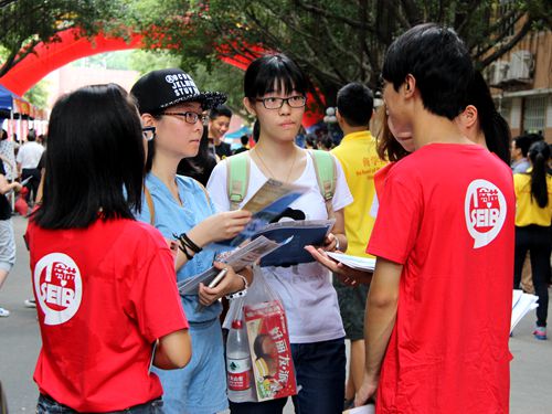 志愿者热心帮助考生与家长 伟德国际victor1946