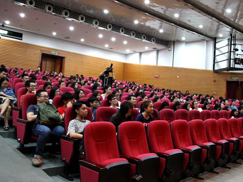 在座同学认真听讲 伟德国际victor1946