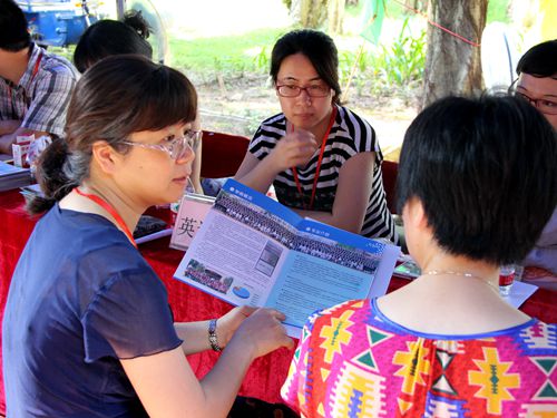 副院长彭玲玲为家长介绍伟德国际victor1946 伟德国际victor1946