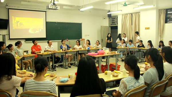 学院领导与同学们欢聚一堂 伟德国际victor1946