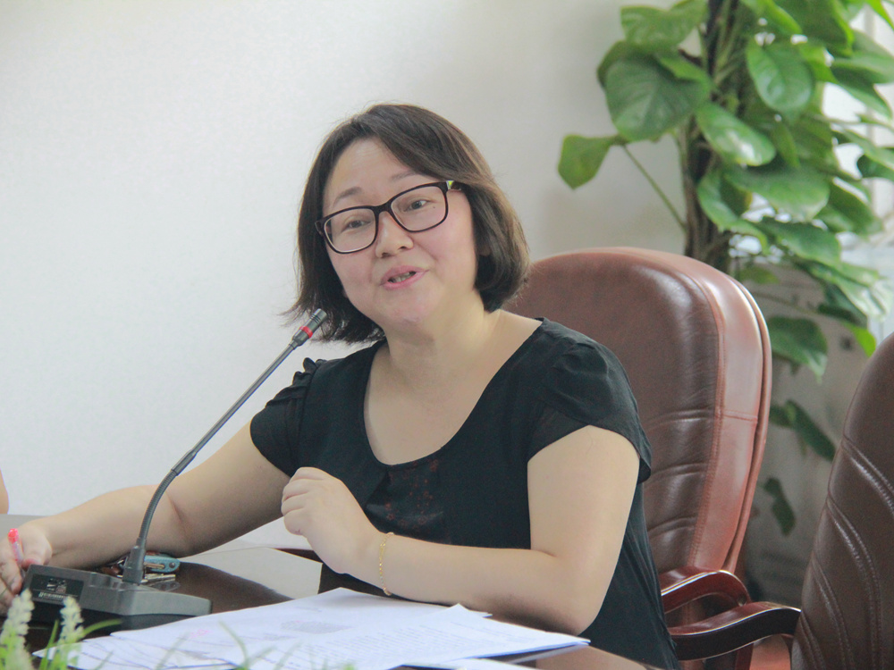 康蕾老师主持会议 伟德国际victor1946