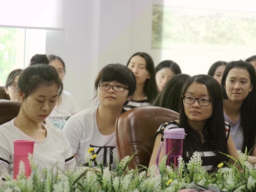 同学们专注听讲 伟德国际victor1946