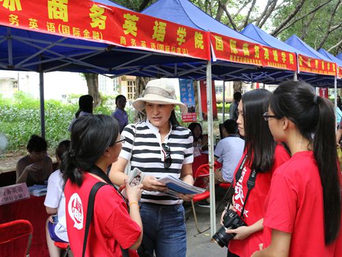 家长接收伟德国际victor1946学生采访 伟德国际victor1946