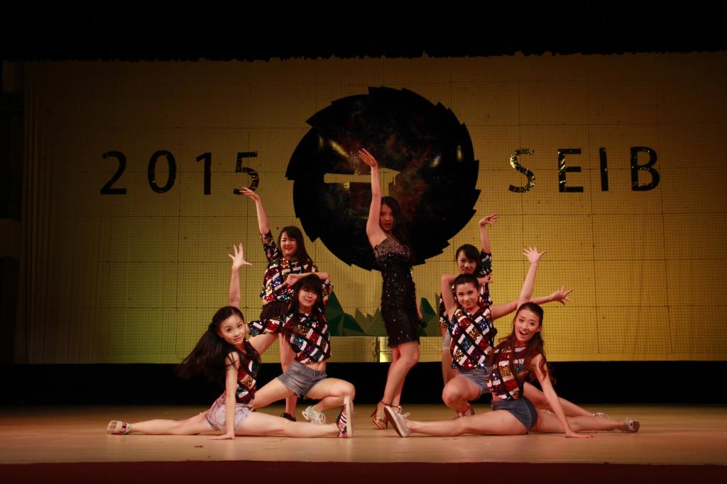 热情歌舞点燃全场气氛  伟德国际victor1946